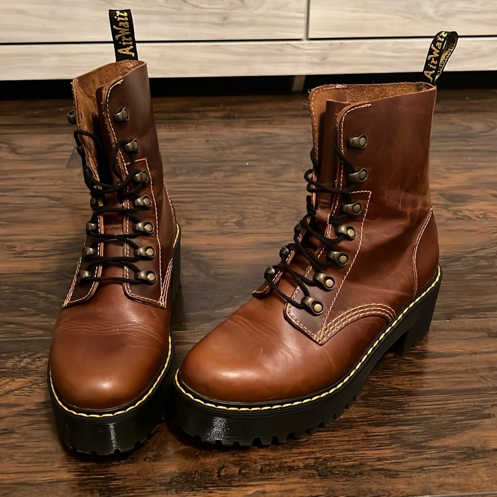 Dr. MARTENS LEONA BOOT
